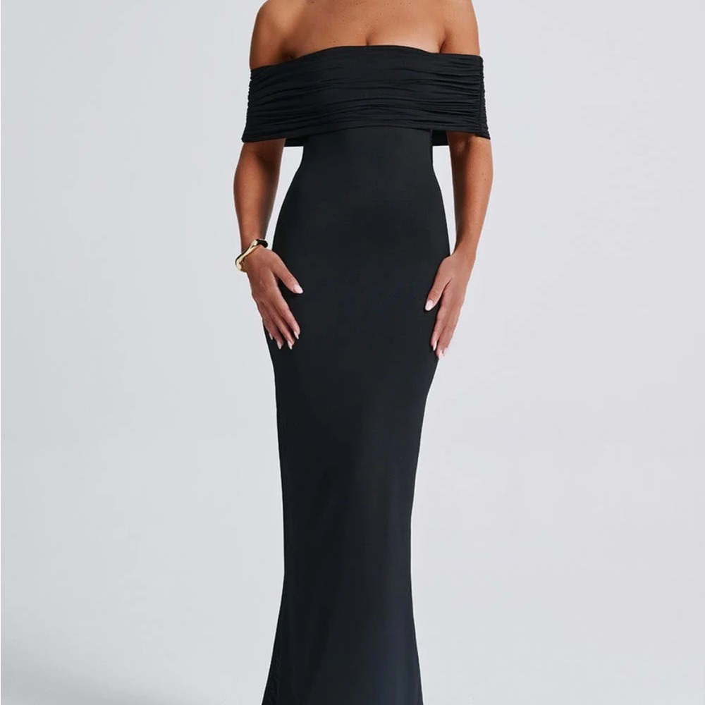 Chic Off-Shoulder Black Maxi Dress